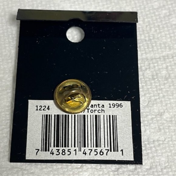 NEW VTG 1996 Atlanta Olympics Torch 100 Year Flame Gold Tone Lapel Hat Bag Pin - Picture 2 of 5